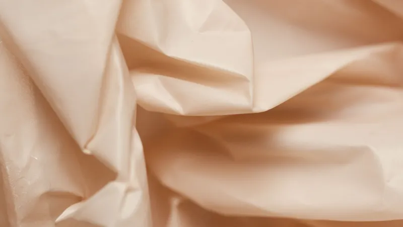 La Materia Racconta: Come i Brand Italiani Usano la Texture e i Materiali per Parlare Prima delle Parole