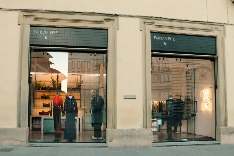La Trappola del Pittoresco: Perché i Brand Italiani Devono Smettere di Raccontarsi Come Cartoline